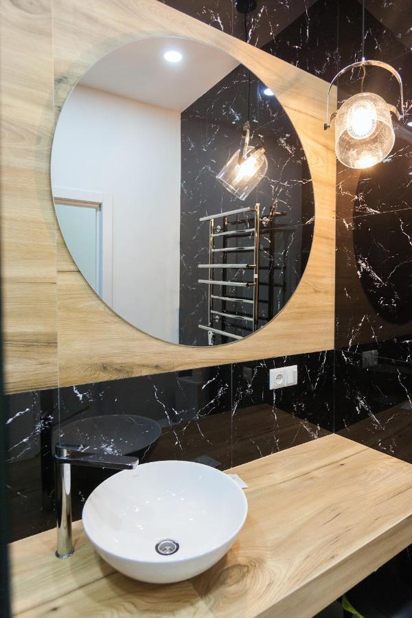 Leogrand Apartments On Khmelnytskoho 11 Lviv Eksteriør bilde